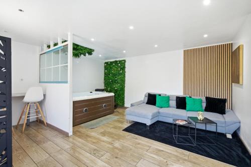 Tremblay-les-Gonesse Apartment | Suite Cinema et SPA - Jaccuzi et Grande terrasse proche aéroport CDG