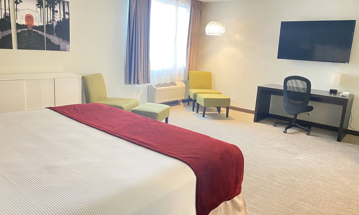 Torrance Hotel | Suite near Del Amo Mall, Coastal Attractions & Family-Friendly Activities