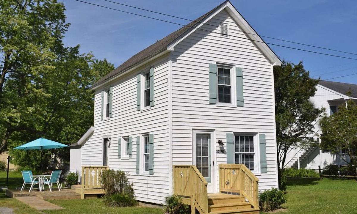 Chincoteague Cottage | Summer Breeze- Cozy Cottage Close to Town, Fire Pit