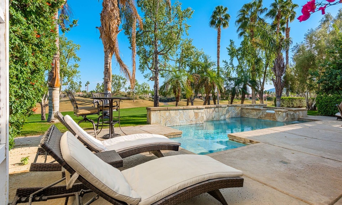 La Quinta House | Summer is here! Don't wait- book your dream stay now.