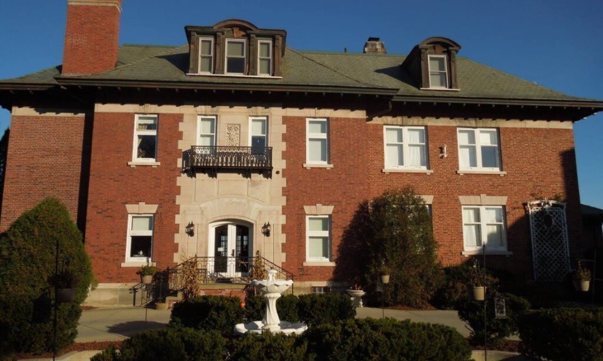 Sheboygan House | Summer plans? Beat the crowds and get the dates you want!
