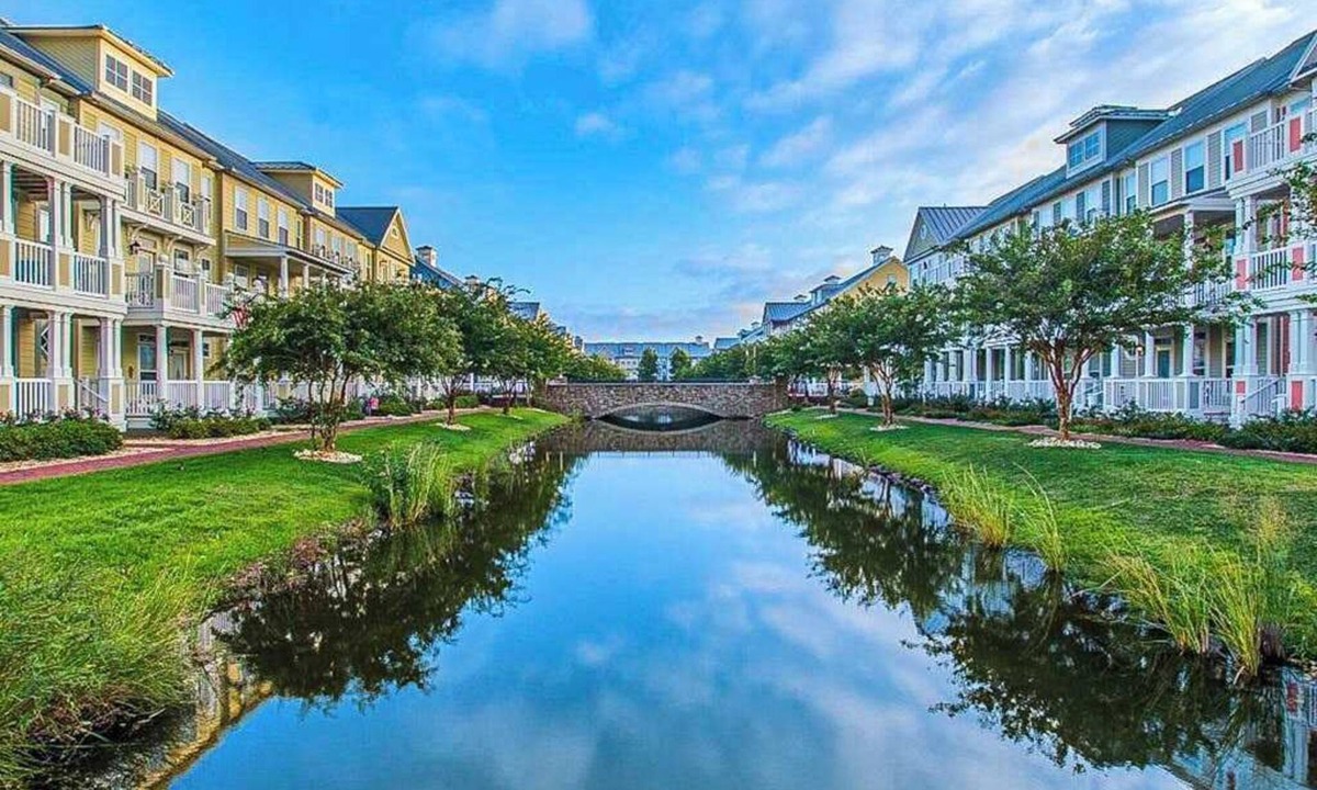 Sunset Island Condo | Sunlit island abode with bayside beach, pools, WiFi, balcony, & AC