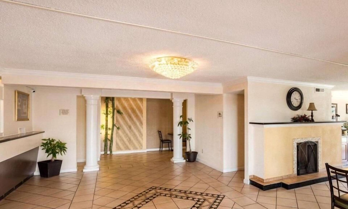 West Lake Forest Hotel | Sunrise Inn & Suites