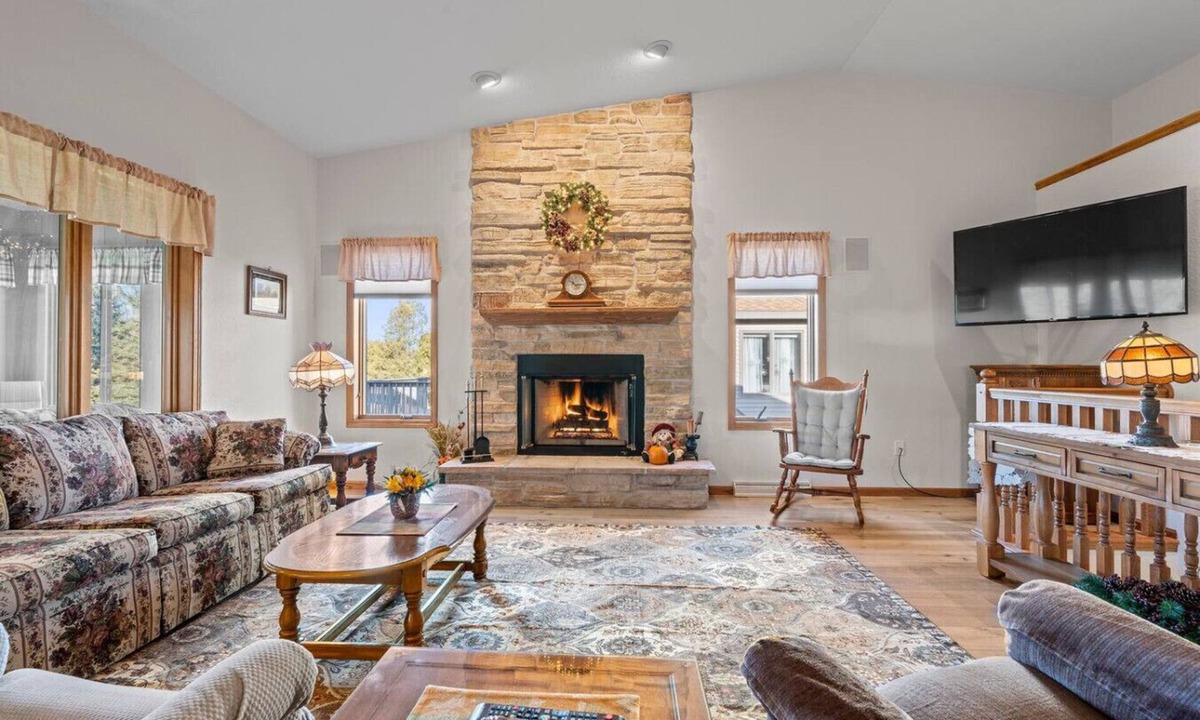Sheboygan House | Sunset Vista – 2BR Central Elkhart Lake Retreat