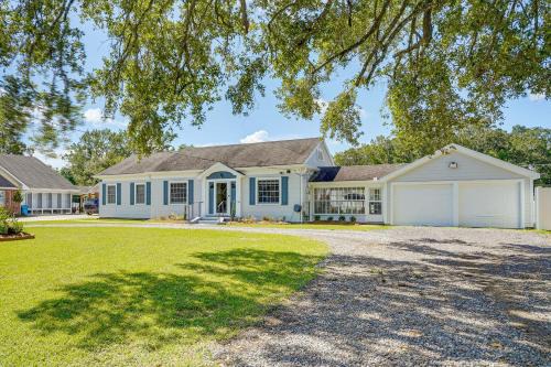 Baldwin House | Sunshine Under the Oak: Baldwin Home w/Patio!