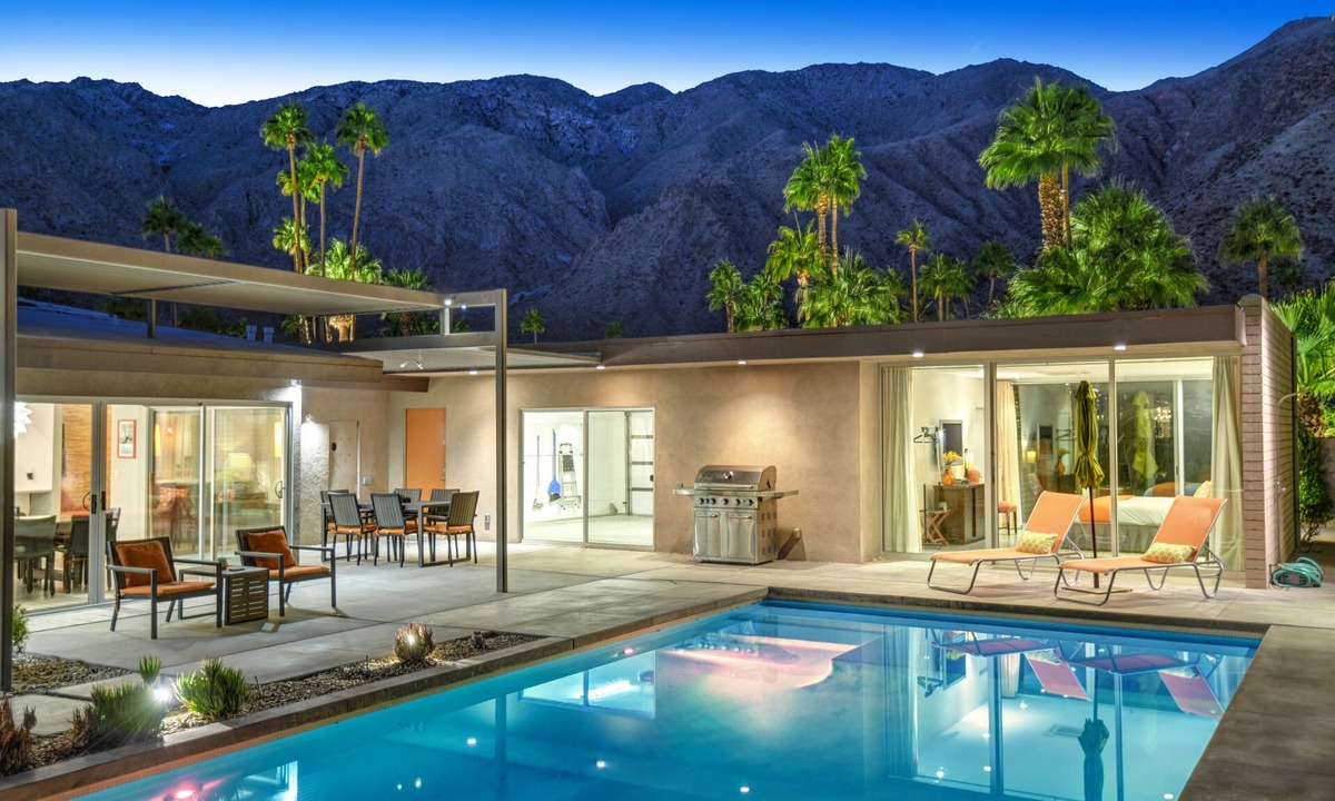Vista Las Palmas House | Tangerine Twist - Stunning 5 Bedroom in the Upscale Las Palmas Area.