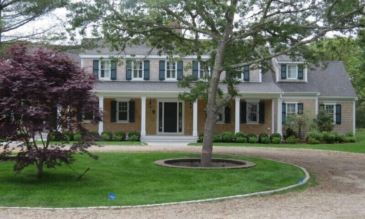 Chatham House | Tennis anyone? Beautiful, brand new construction with 8 bedrooms, 8 full baths and 2 half baths, that can sleep up to 20 guests.