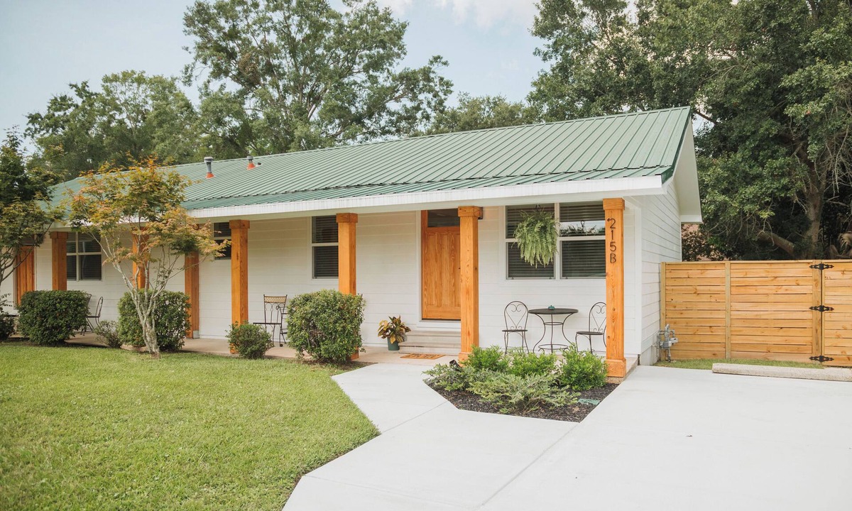 Ocean Springs House | The Beachcomber B - 2 bedroom in Golf Cart District near beaches and downtown!