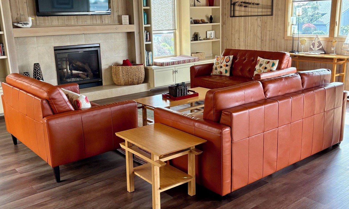 Bodega Bay House | "The Birds" Easy walk to the beach, hot tub, fireplace, pet friendly