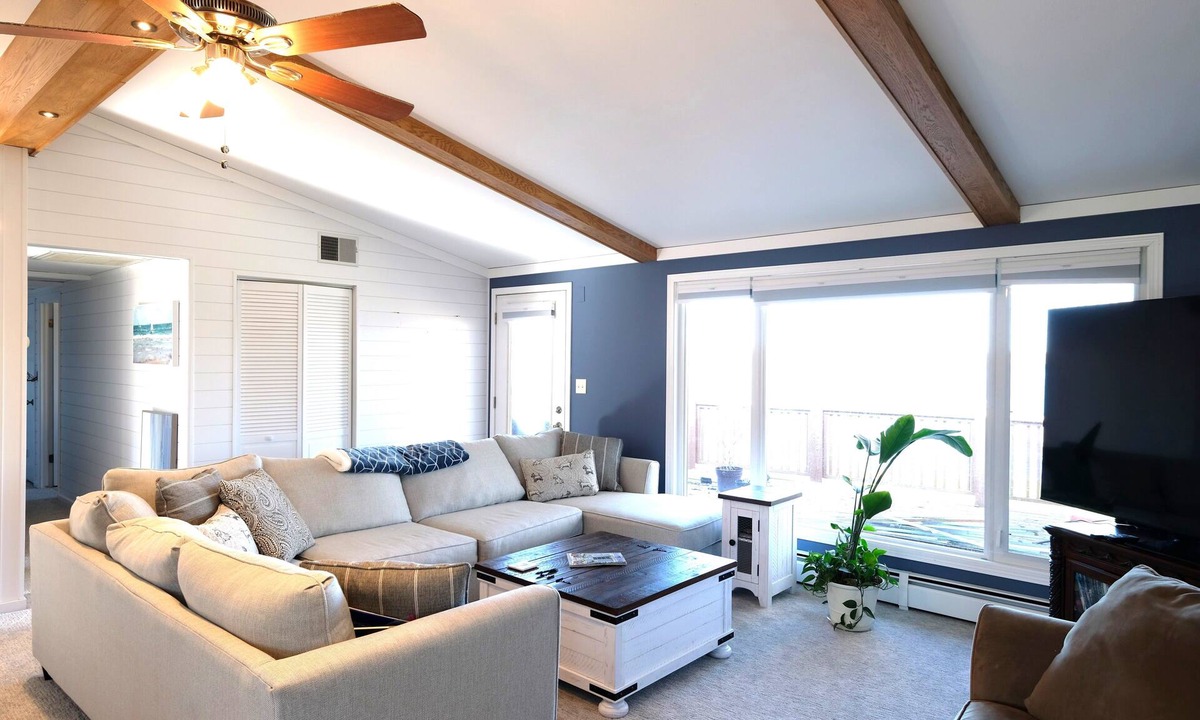 Forest Lake House | The Boathouse 4 Bed 2 1/2 Bath Lake Home