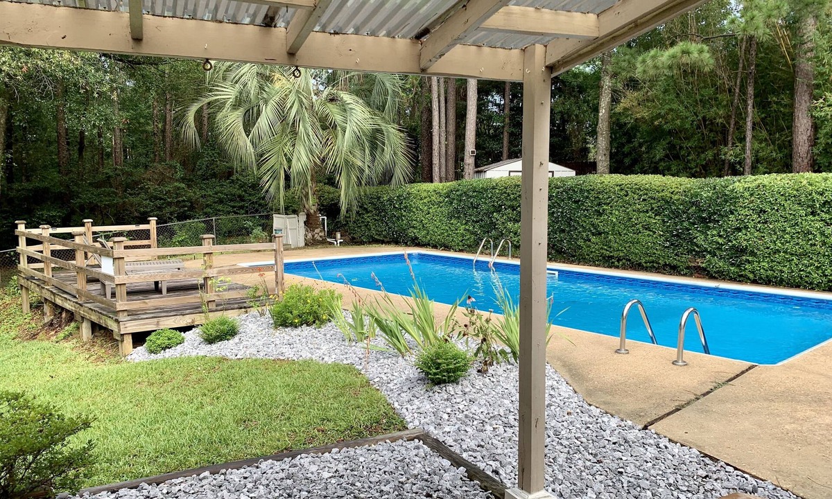 Mobile House | The Country Carriage: POOL home- sleeps 8 guests!