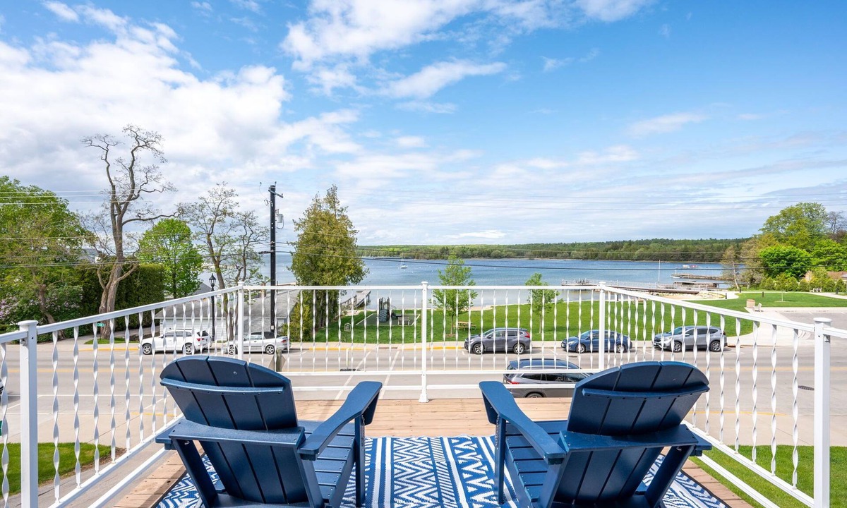 Fish Creek House | The Deckhouse | Water Views, Walk Downtown, Sauna