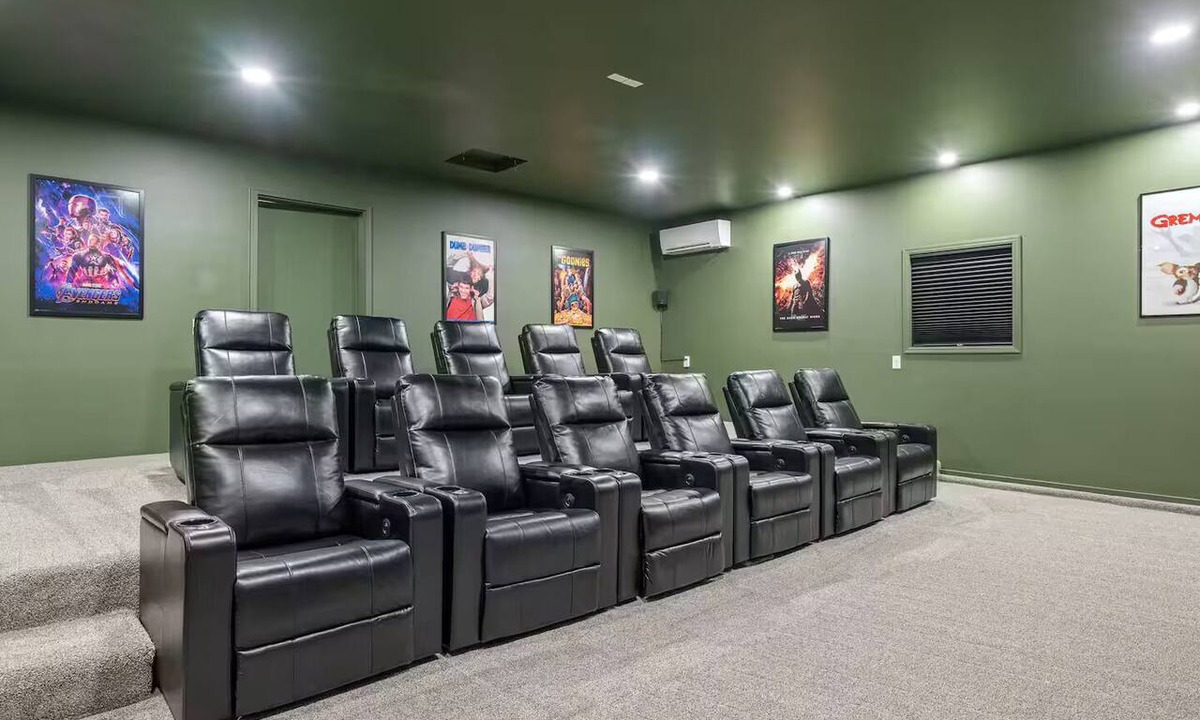 Wisconsin Dells House | The Dells Den-Hot Tub-Theater-Fire Pit-Game Room & 5 min to Downtown Dells!