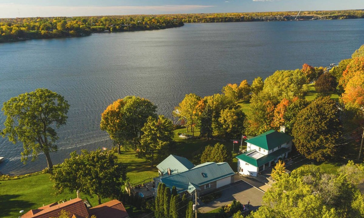 Prince Edward House | The Dylan 4 Bedrooms 8 Guests Hot Tub Waterfront