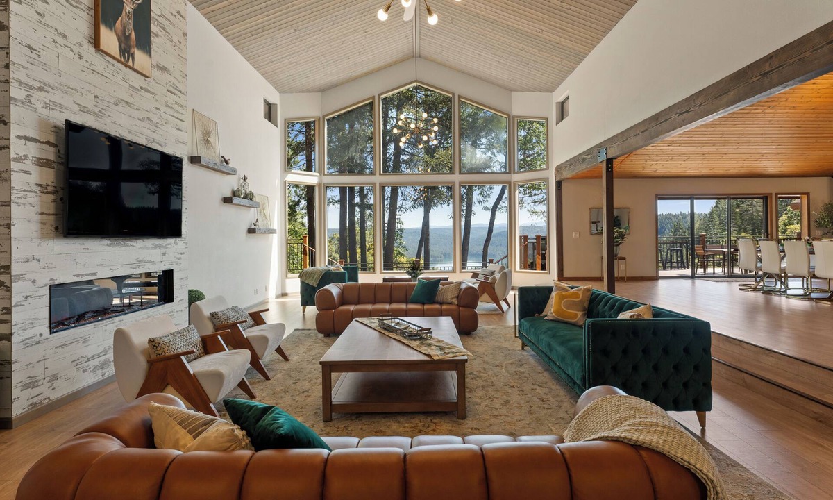 Nevada City House | The Gathering Place! Sleeps 24, Lakeview, Pickleball, Hot tub, Game room