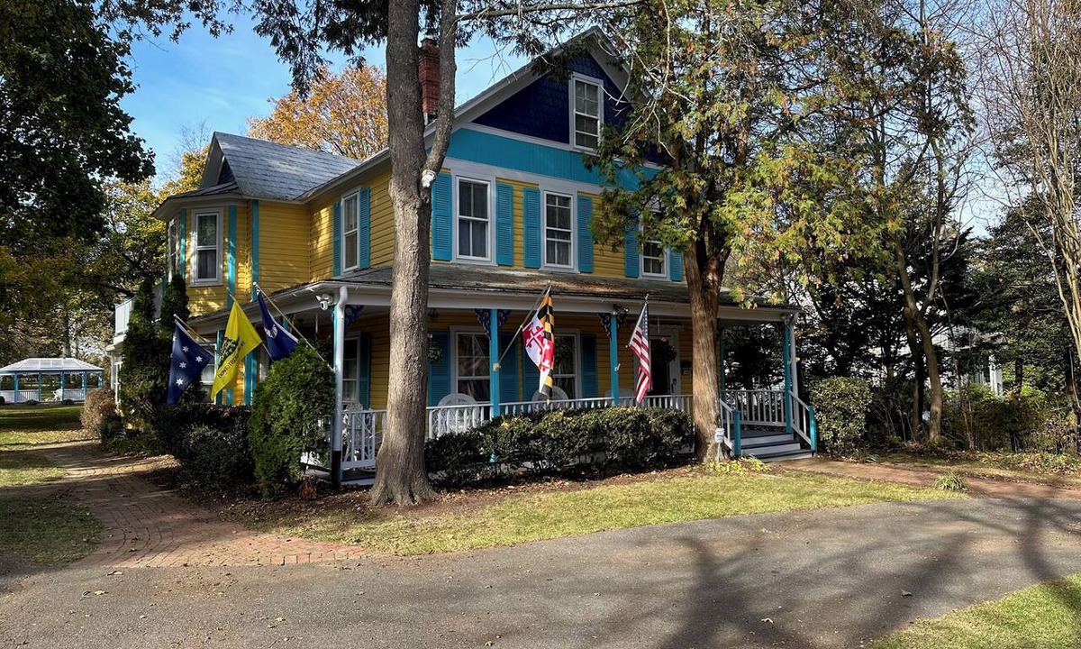 Gaithersburg House | The Gold Room/Spacious Victorian Inn