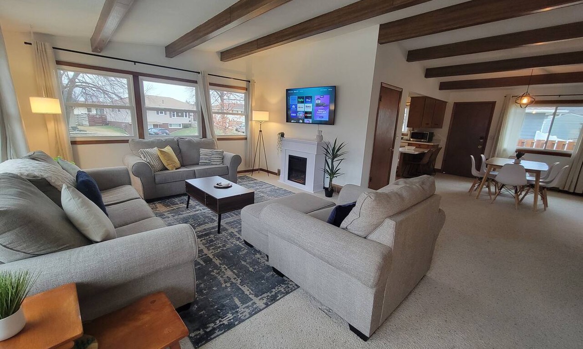 Rochester Apartment | The Gwen | 2BR Apt, Fenced Yard, Pets, <3mi Mayo