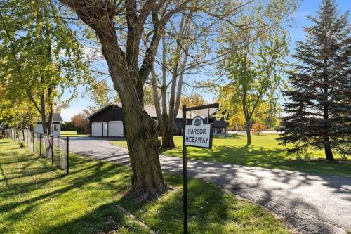 Black Wolf House | The Harbor Hideaway- Neat Lake Winnebago