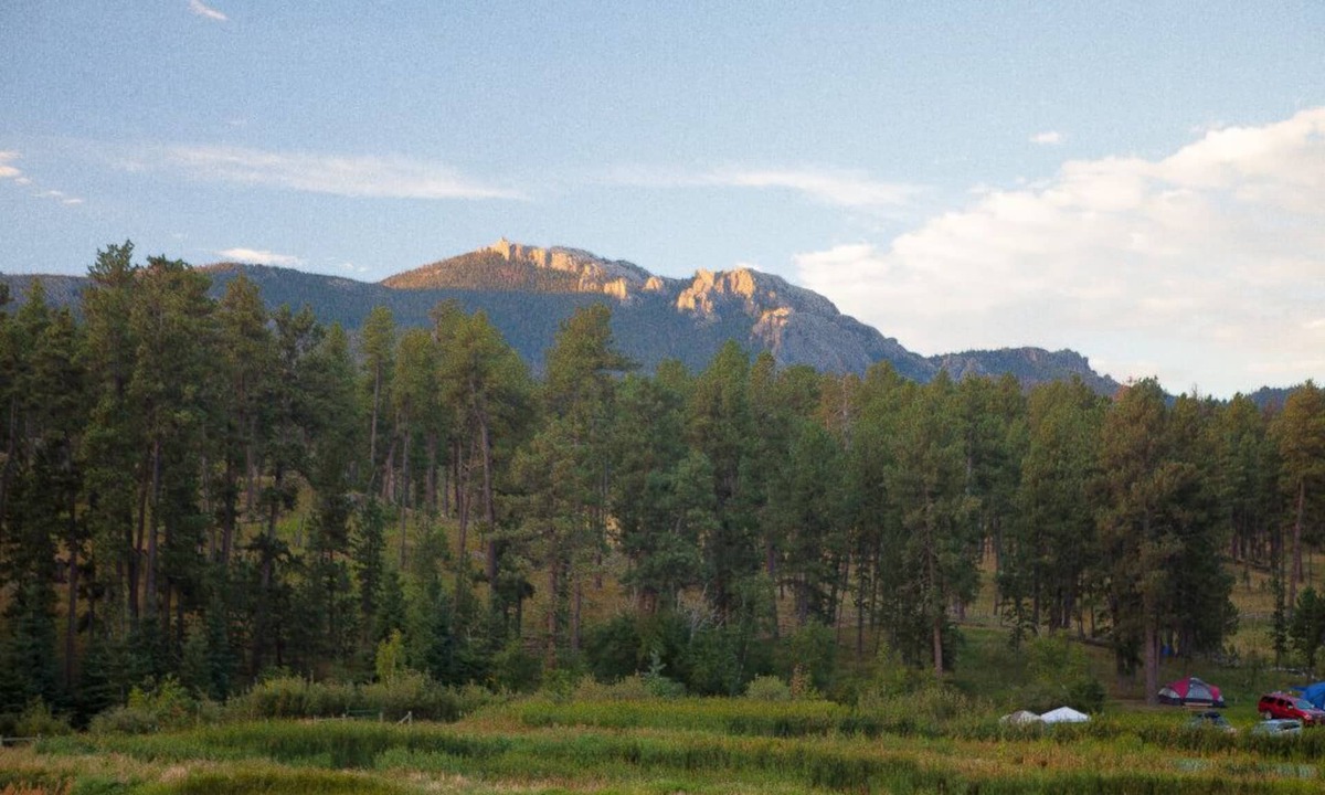 Hill City Cabin | The Hynes Cabin – A Spacious Renovated 1925 Classic with Stunning Views