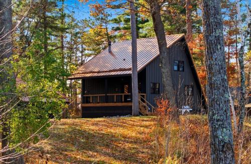 Crosby House | The Log Haus, a newly renovated lakefront cabin close to the trails