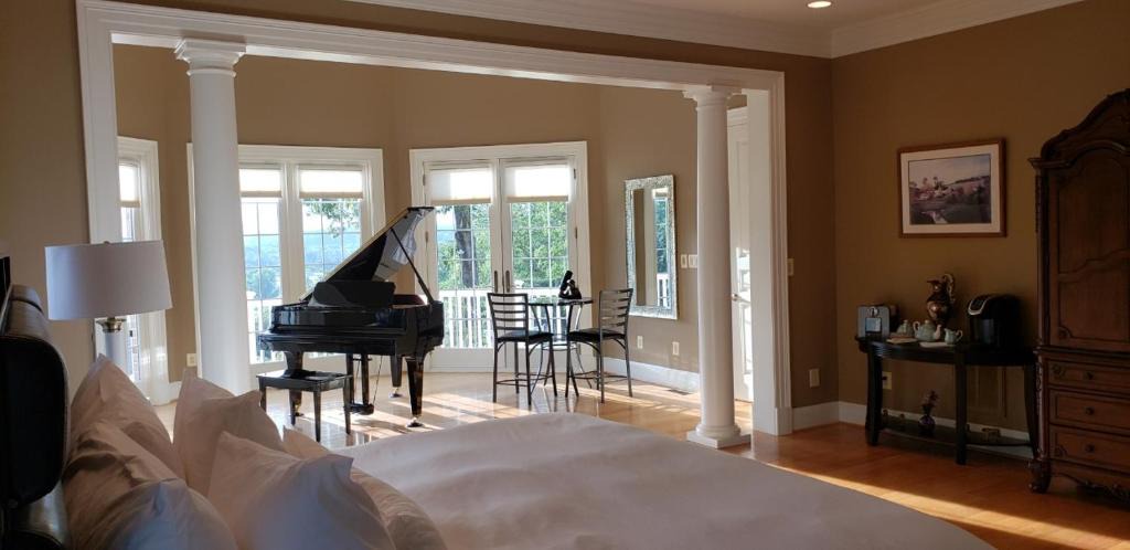 Leesburg House | The Manor at Courtland Farm