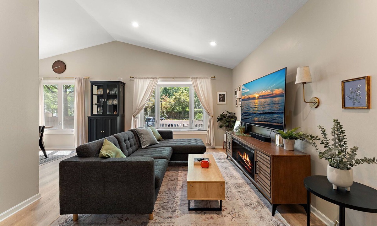 Summit - University Apartment | The Marshall Landing with King Bed