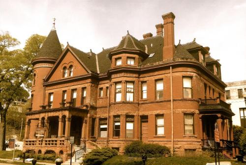 Dubuque Bed & Breakfast | The Redstone Inn and Suites