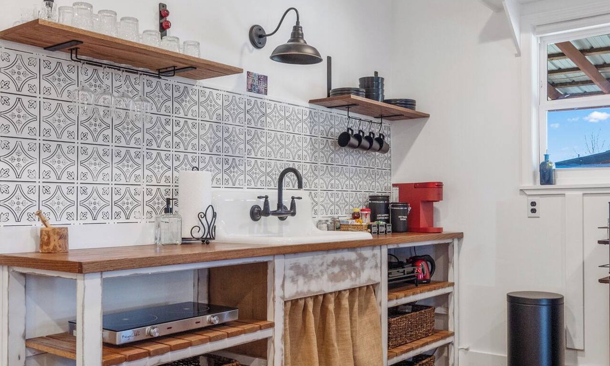 Hattiesburg Apartment | "The Roost" at Thomley's Goats & Glassblowing