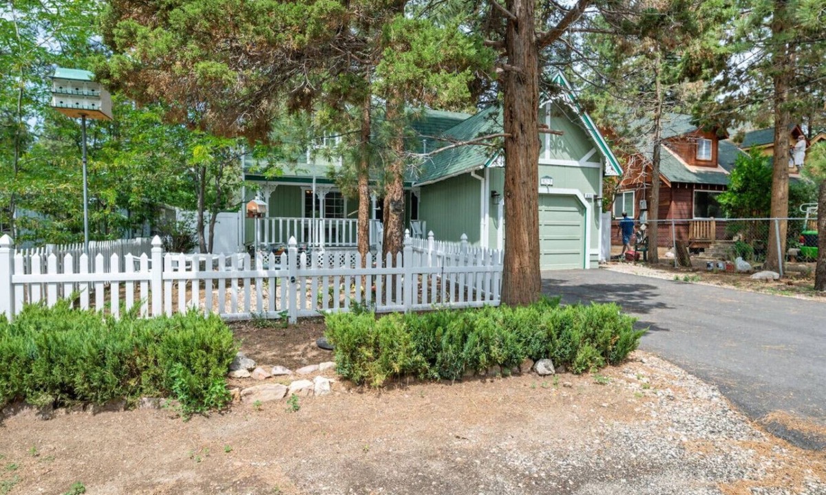 Peter Pan House | The Snoozy Moose! Families love! Close to Slopes, Lake, Trails & All