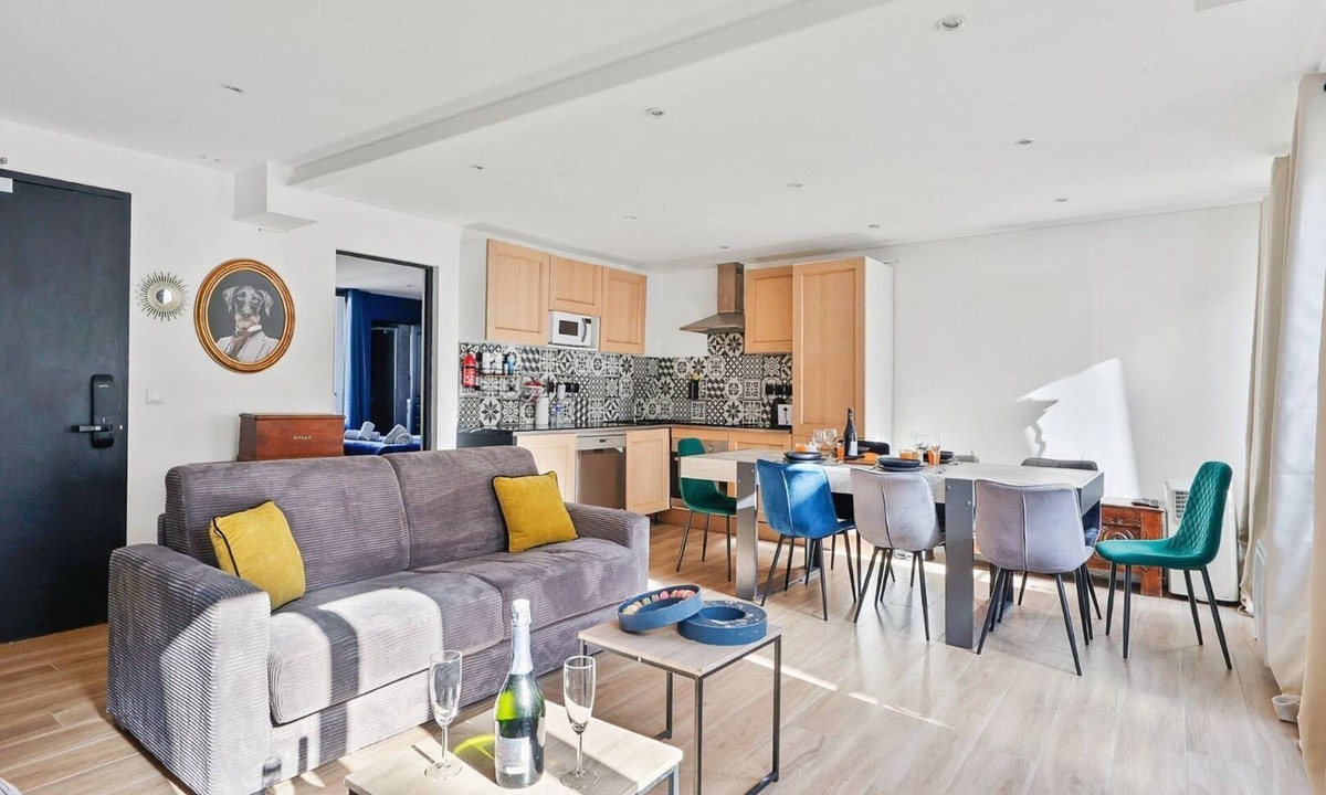 Quartier du Mail Apartment | TheBlueStay 130 - Large Apt in the heart of Paris
