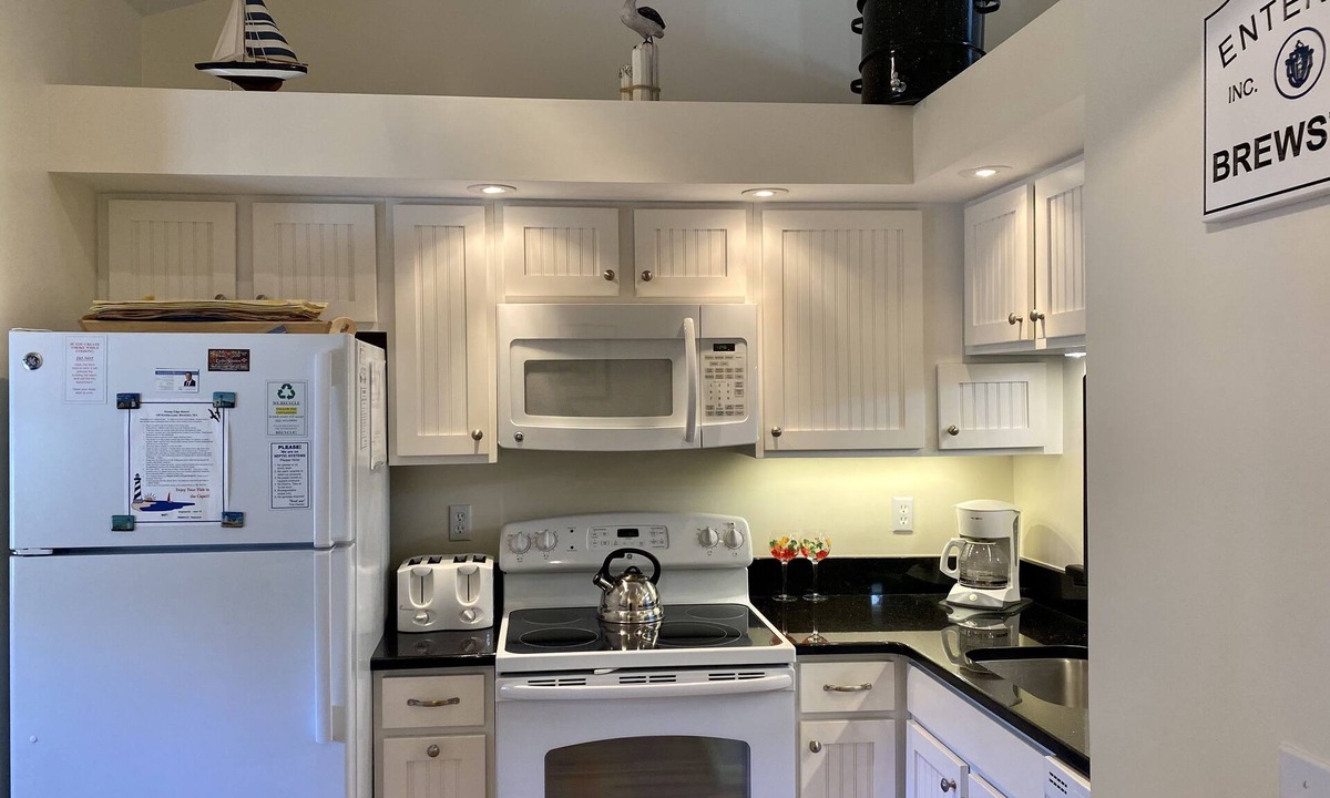 Brewster Condo | This Eaton Village apartment has comfortable décor and a renovated kitchen with newer appliances.