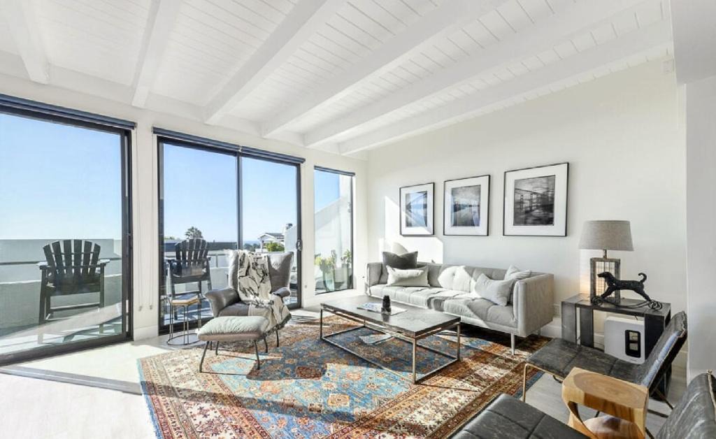 Hermosa Beach Apartment | Three Bedroom Residence with Private Rooftop Deck