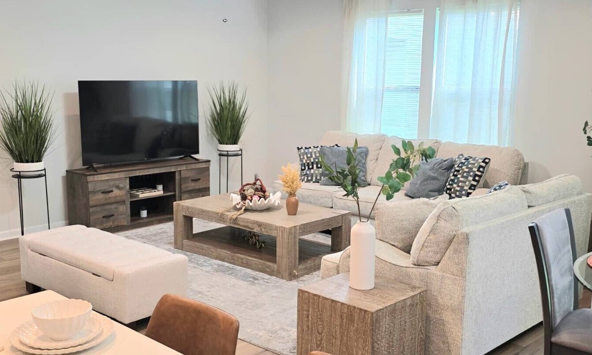 Highlands - Perkins Villa | Tiger Tracks Townhome Stay in Baton Rouge - BC1009