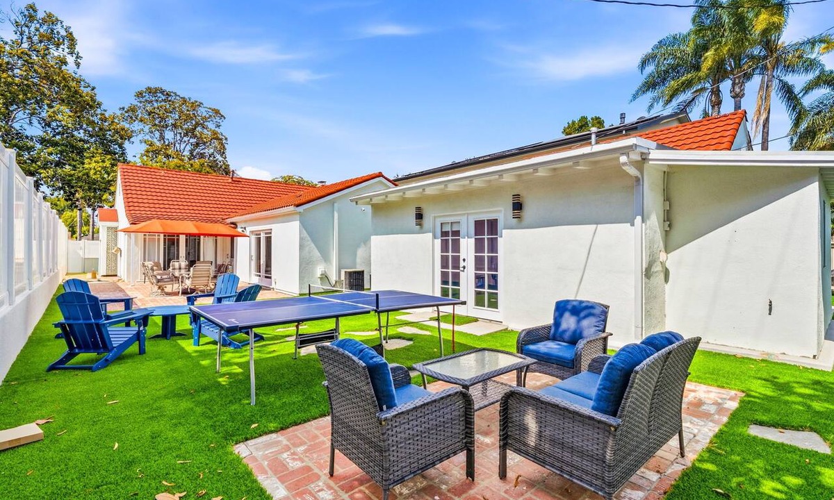 Toluca Lake House | Toluca Lake 4BR Walk to Universal Yard Ping Pong