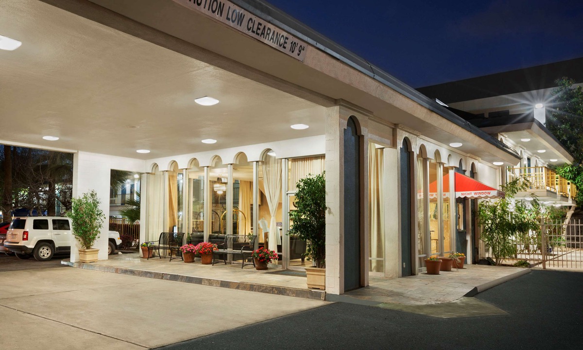 Oleander - Sunset Hotel | Travelodge by Wyndham Bakersfield