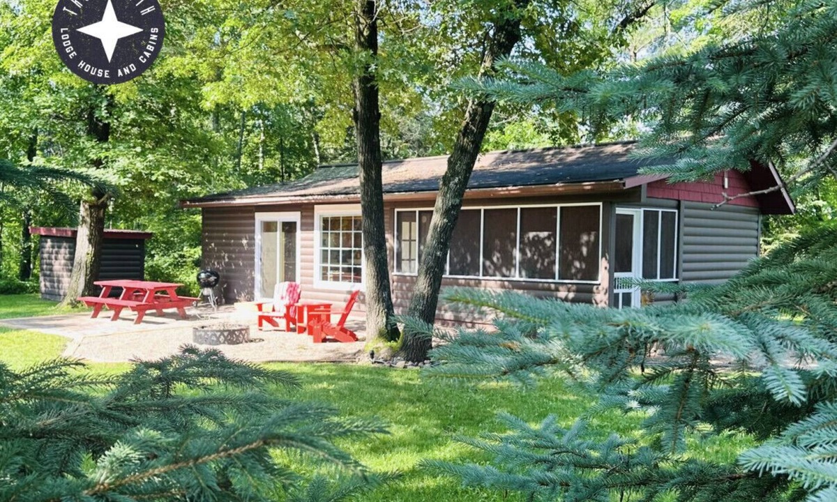 Nisswa Cabin | True North Little Cabin has an Outdoor Sauna and Tennis Court in Nisswa, MN, near Brainerd. Sleeps 2-4 pp.