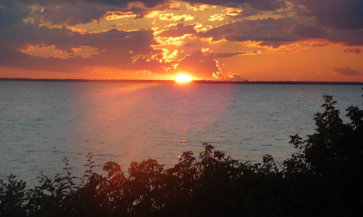 Chilton House | 'Twilight' - Just a few steps down to Lake Winnebago!
