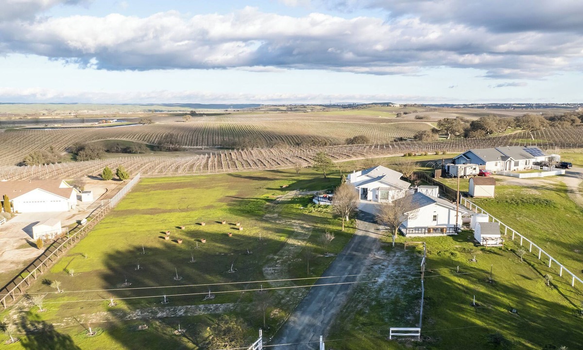 Paso Robles House | Two Adjacent Farmhouses on 4 acres. Sleeps up to 20. Pet Friendly