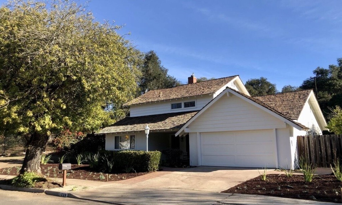 Alta Mesa House | Ultimate SB Lifestyle, Beach vibe, Privacy, Sleeps 8, Newly remodeled