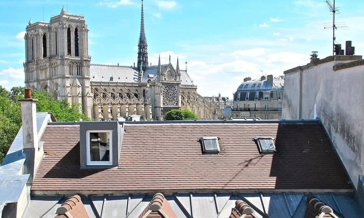 Sorbonne Apartment | Un Balcon sur Notre - Dame, Severine — AC