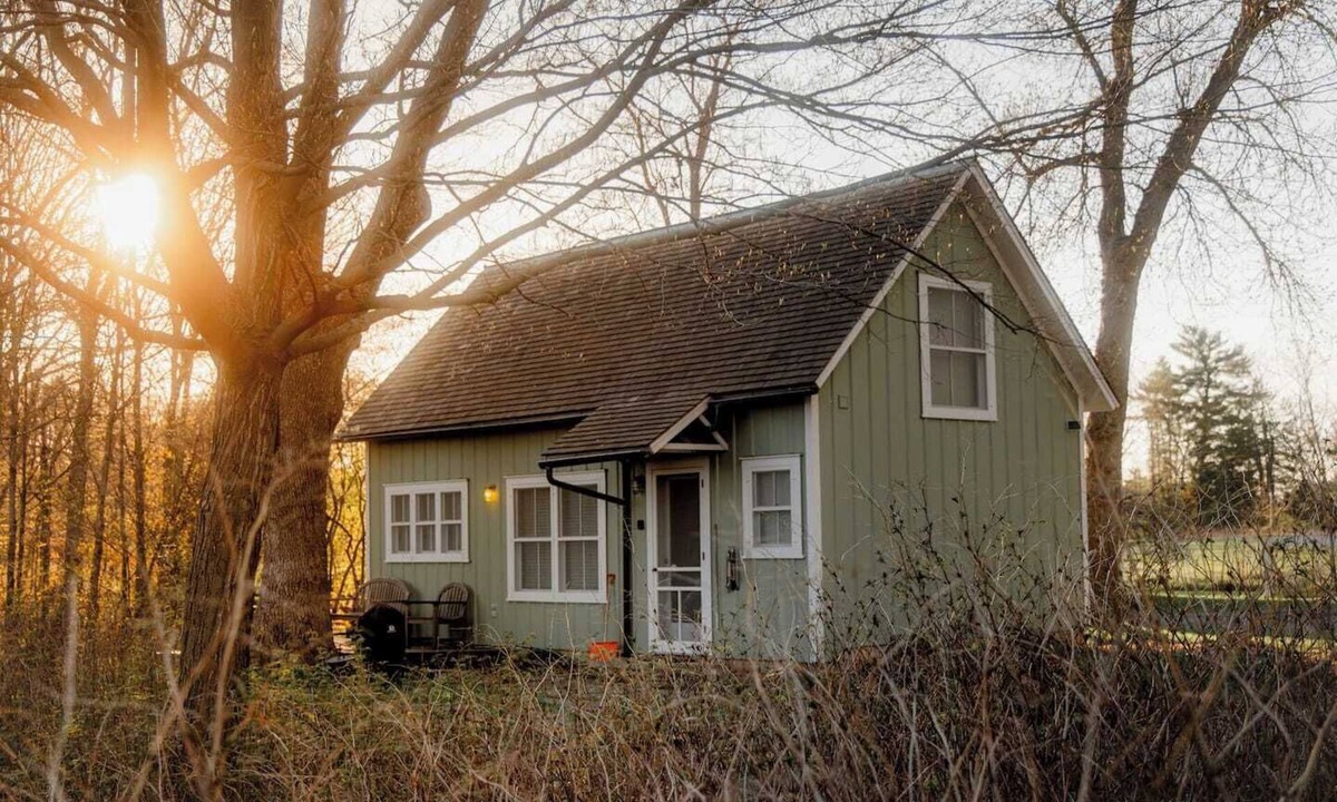 Almelund Cottage | Unity Farm -The Coop/tennis court/river access