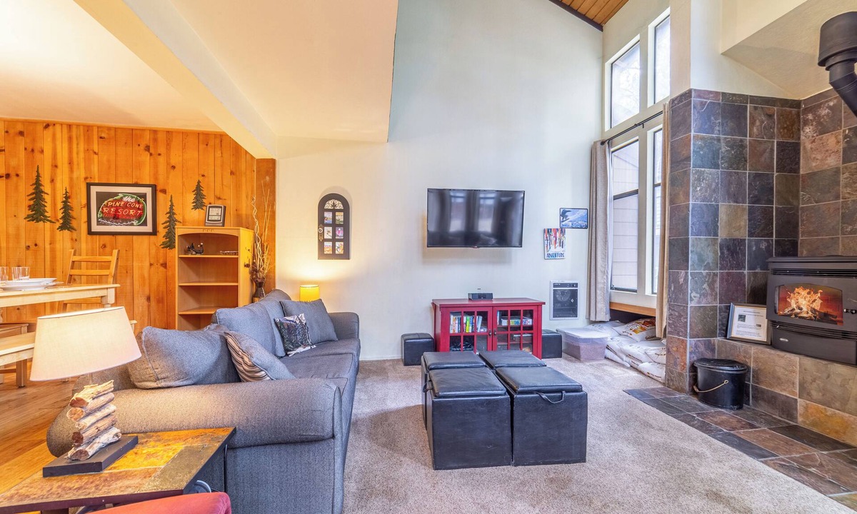 Mammoth Lakes Condo | Upgraded, Light-Filled St. Moritz Villa 325