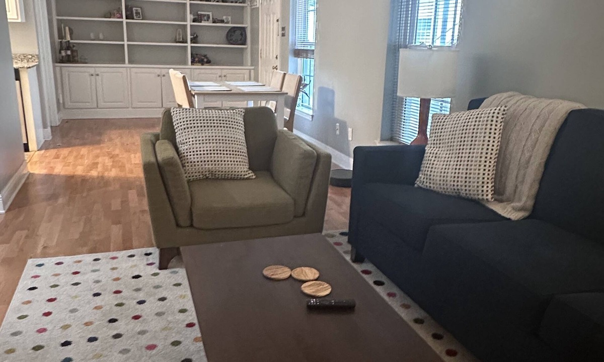 Faubourg Delassize Condo | Uptown Garden District Apartment on St Charles-2 bedroom/2 bath