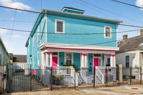Seventh Ward House | Urban 3 bedroom Local Art Filled Frenchman Oasis