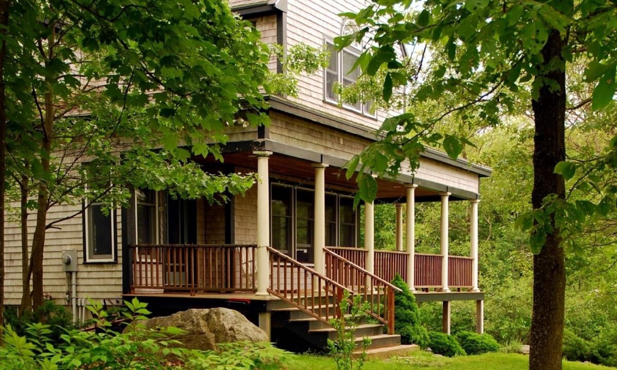 Gloucester House | Vacation home. Walk to Diamond Cove & Annisquam Land Trust Lighthouse Beach.