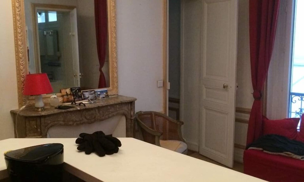 Quartier de la Porte-Saint-Denis Hotel | Very nice two-room apartment, very well located-right in the center of Paris, Haussmann style.
