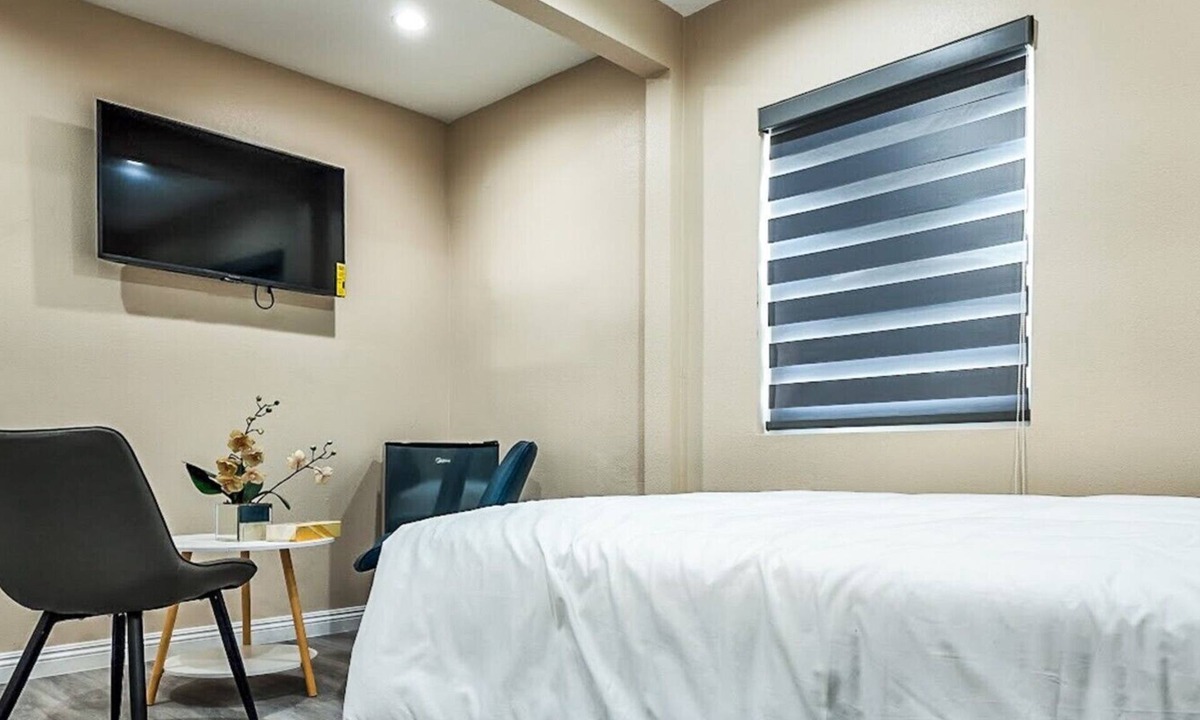 Park Mesa Heights Bed & Breakfast | @ View - Queen Bed & Bathroom