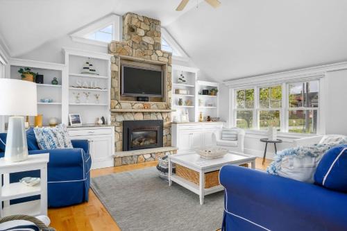 Chatham House | Walk to Beach and Town, Hot tub, Sleeps 8, Pet Friendly