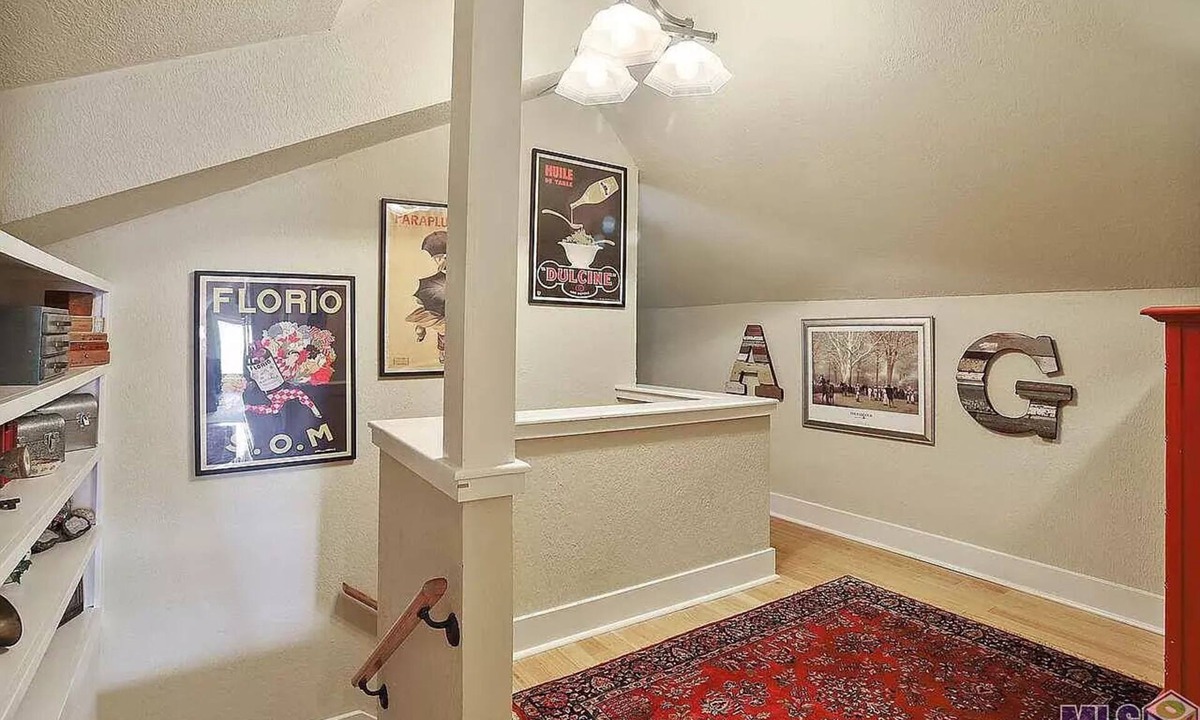 Highlands - Perkins House | Walk to LSU campus, LSU Lakes, Perkins Restaurants, with a Large Swimming Pool!