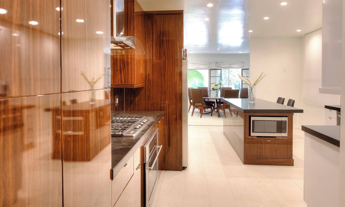 Beverly Hills Apartment | Walk to Rodeo Dr! 3000 SQFT! BH BORDER NOT CITY